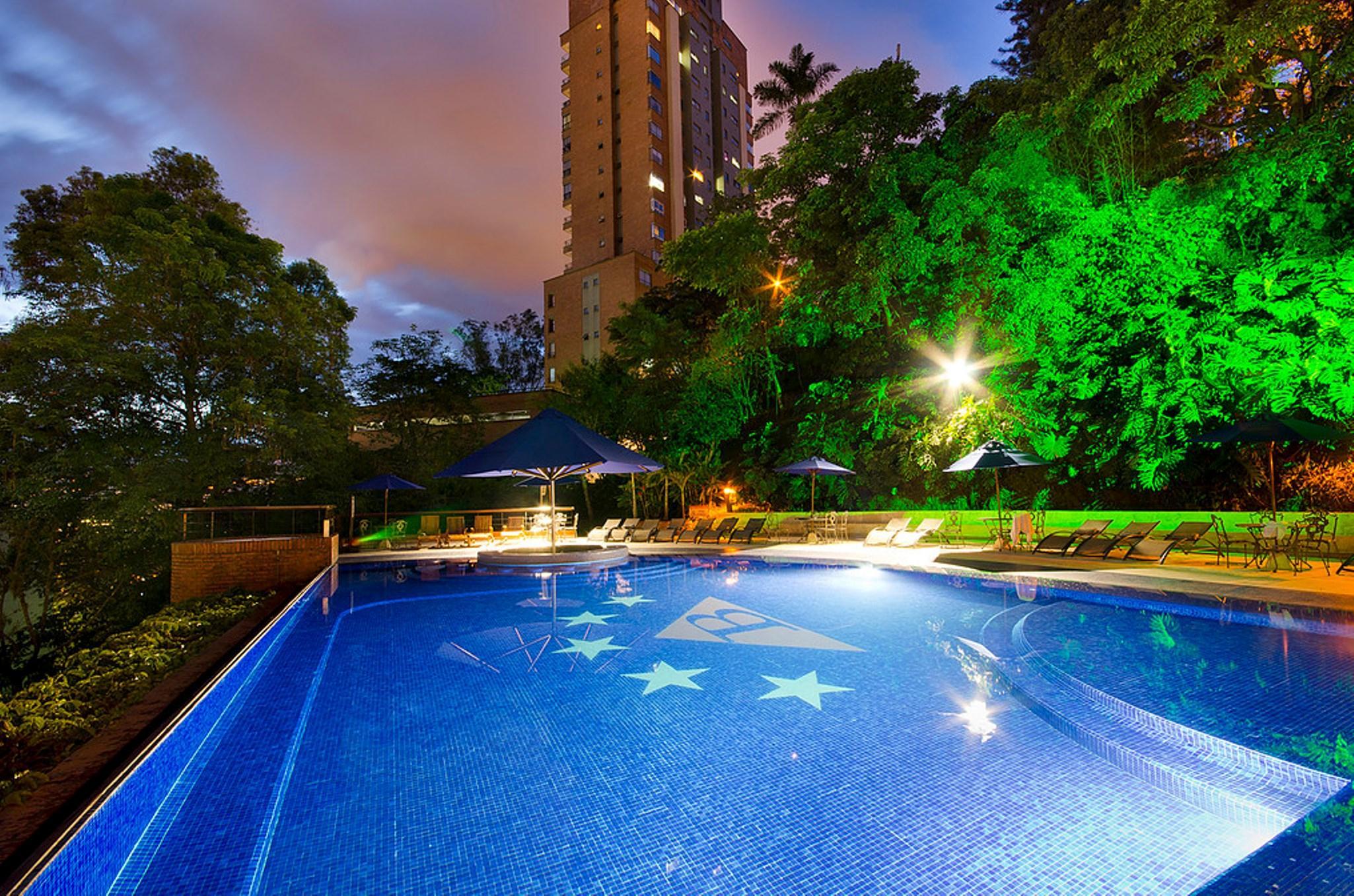 Hotel Dann Carlton Belfort Меделин Екстериор снимка Swimming pool
