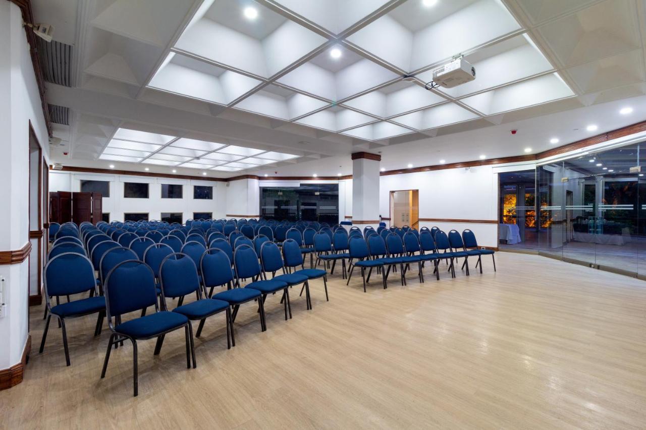 Hotel Dann Carlton Belfort Меделин Екстериор снимка The main hall