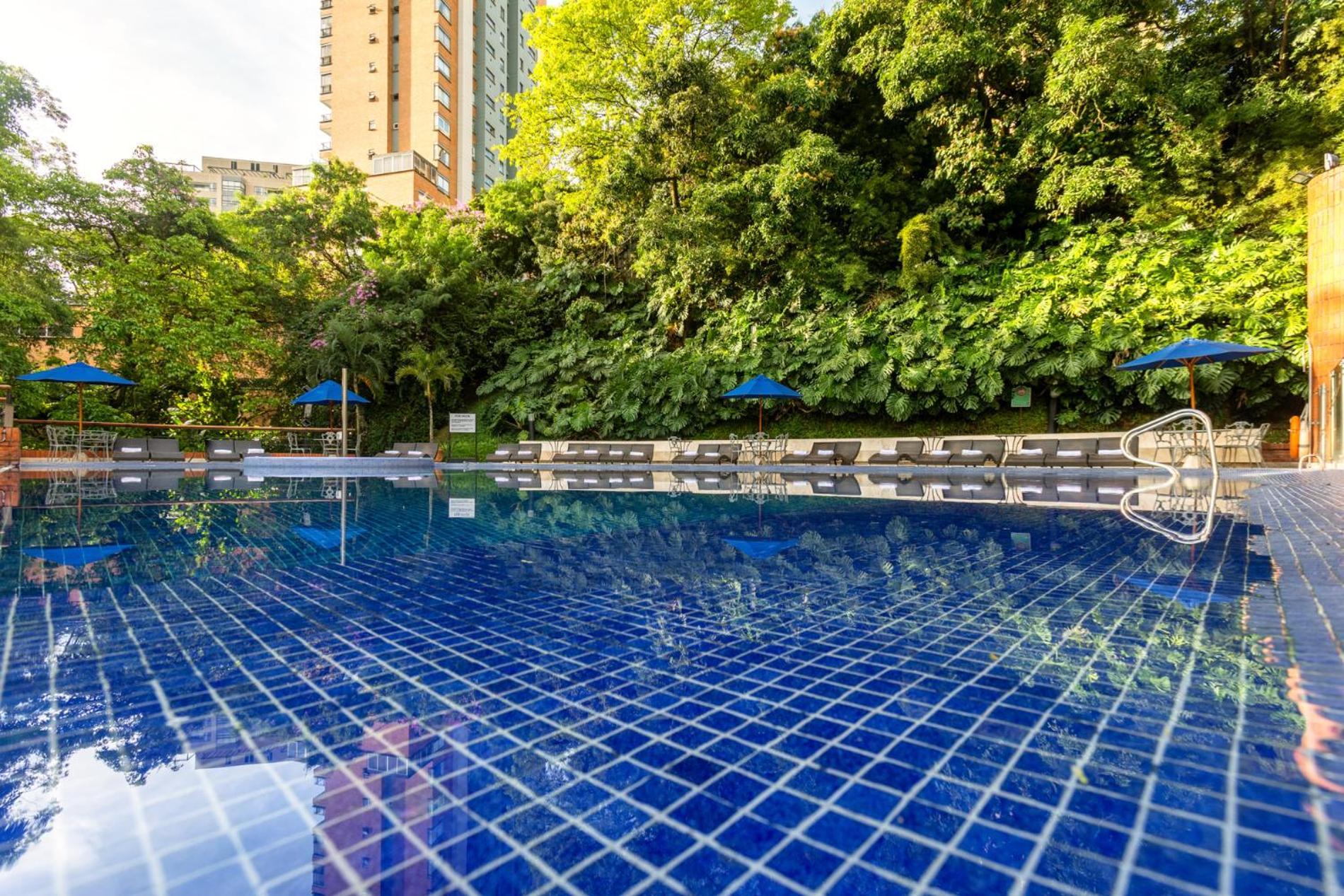Hotel Dann Carlton Belfort Меделин Екстериор снимка Swimming pool